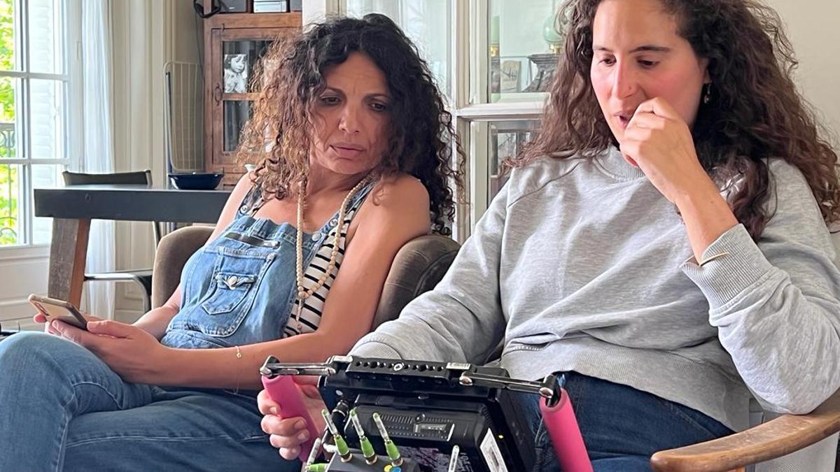 La guionista Nadine Naous (i) y la directora Lina Soualem revisan una escena durante el rodaje de 'Bye bye Tiberias'