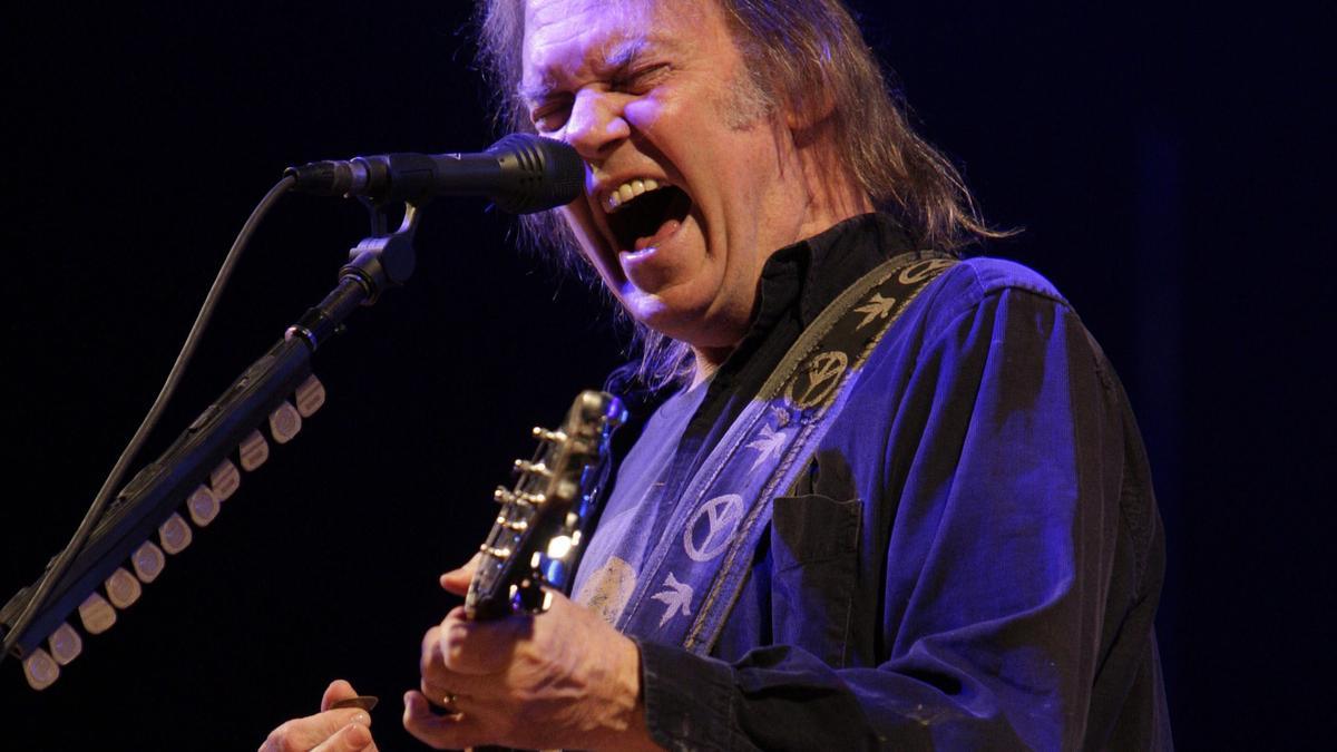 Neil Young no tocará en Glastonbury, uno de sus 