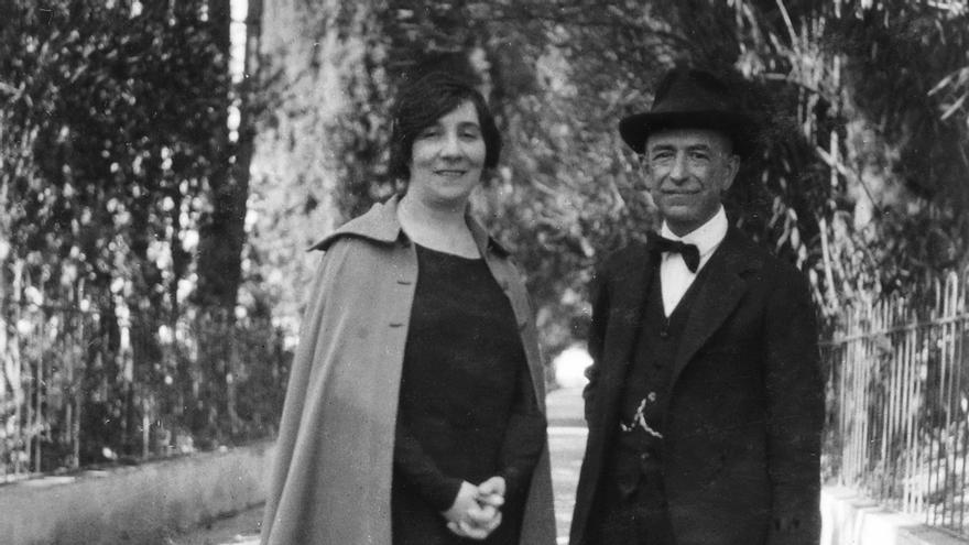 Wanda Landowska y Manuel de Falla en los alrededores del Carmen de la Antequeruela en noviembre de 1922