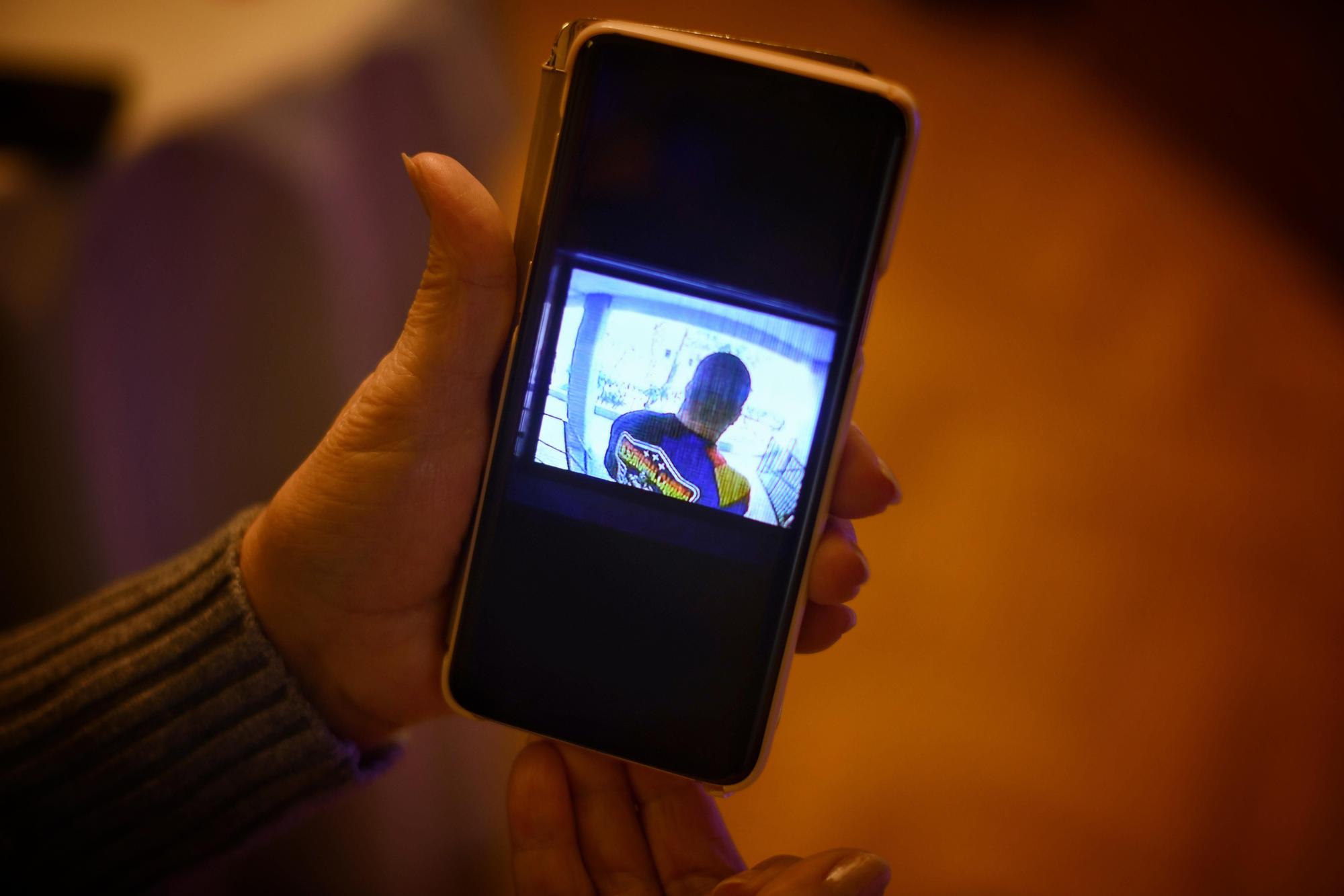 Manuela muestra el vídeo de una de las llamadas de trabajadores de Desokupalcarria en su domicilio