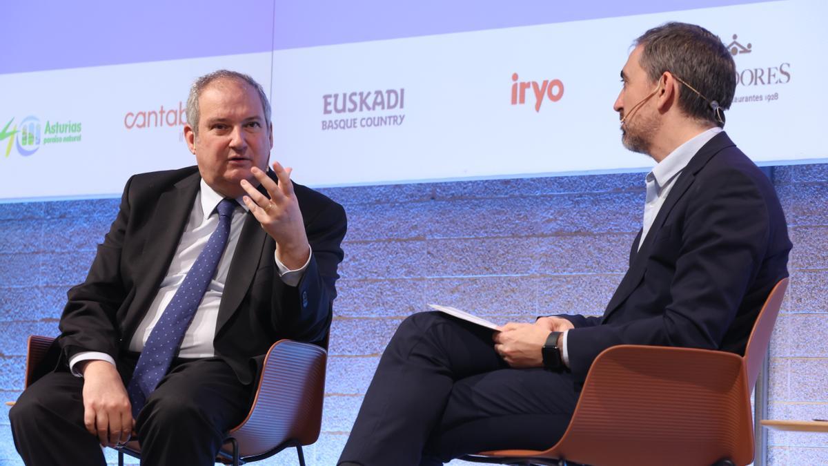 El ministro de Turismo, Jordi Hereu, junto al director de elDiario.es, Ignacio Escolar.