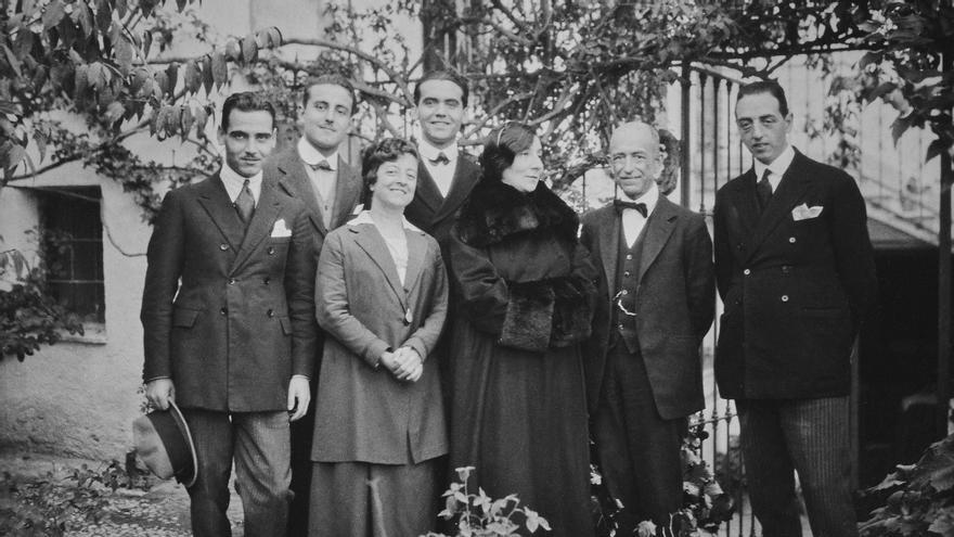 De izquierda a derecha: Francisco García Lorca, Antonio Luna, María del Carmen de Falla, Federico García Lorca, Wanda Landowska, Manuel de Falla y José Manuel Segura (1922)